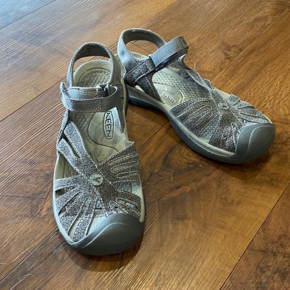Keen women’s size 9 closed toe sandals